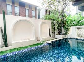 Treevilla 3 Bedroom Home with Private Pool in Jagakarsa South Jakarta, viešbutis Džakartoje
