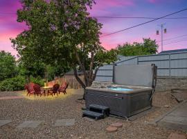 Light-filled home with outdoor hot tub and firepit, hotel sa Denver