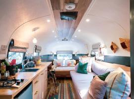 Silver Bullet Airstream, El Mistico Glamping Ranch, ξενοδοχείο σε Nogal