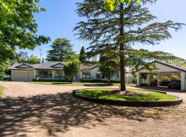 Lauretana House & Cottage - Homestead in Bowral!, Hotel in Burradoo