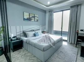 BedChambers Luxury Apartment Near Golf course Road