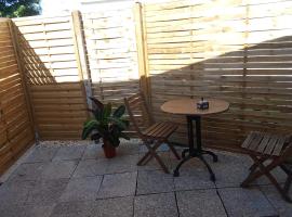 2 Bed House, Parking and Courtyard, Villemomble, Paris, ξενοδοχείο σε Villemomble