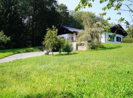 Landhaus mit Panoramablick & Terrasse, kotedžas mieste Unterachtas prie Aterzės