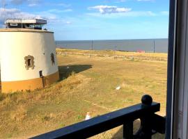 Martello Sunrise - Luxury 3-bedroom Seaview Beach House, hotel i Felixstowe