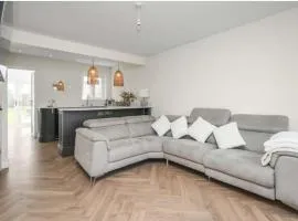 Charming 2 Bedroom Home With Parking and Garden