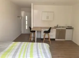 Studio 2 personnes au calme avec courette