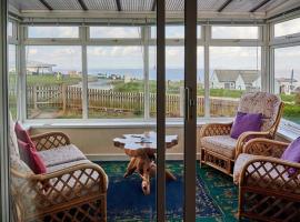 Bungalow with stunning views over Widemouth Bay, hotel in Widemouth Bay