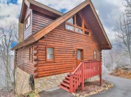 Snuggle Bug by Beyond Expectations w Hot Tub, hotel in Gatlinburg