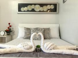 Verdant Resort Condo with Pool, Balcony, Near Airport and Beach, acomoda&ccedil;&atilde;o em condom&iacute;nio em Puerto Princesa