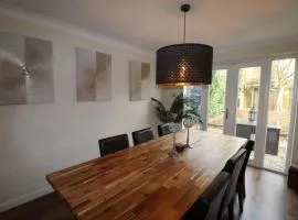 Binfield - Spacious Luxurious Four Bedroom House