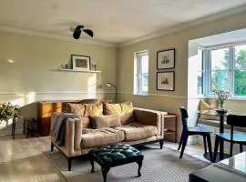 Bright Walthamstow flat w/ shared backyard