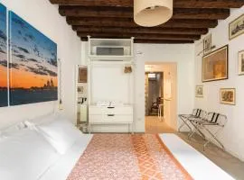 Standalone room, ensuite, stylish btw Biennale and St Mark