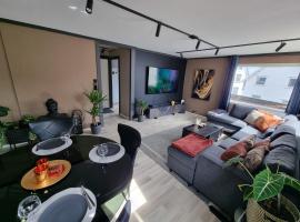 Spacious and central apartment with a private garden, Free parking and Free EV recharging, hotel v destinácii Stavanger