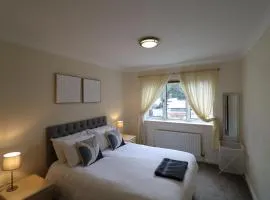 Bracknell Stylish Gray Place Apartment
