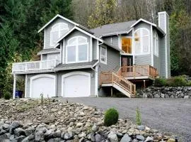 Large Estate Venue 2 hot tubs 2 treehouses