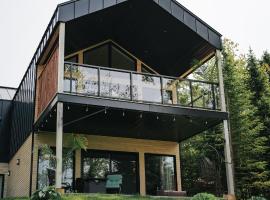 Unic lofts - Ligali - Massif Charlevoix, Mont-St-Anne, Ferienunterkunft in Saint-Joachim