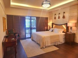 Polynesian Koi Pond Gardens Condo in Hilo w pool, hotel na may pool sa Hilo