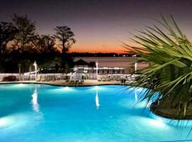 Stunning waterfront Views 1 mile to Disney 2 bath, Hotel in Orlando
