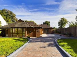 Private Five Bedroom Bungalow in Chertsey, bungalow em Ottershaw