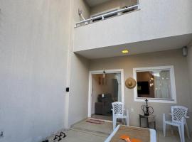 DUPLEX PERTO DA PRAIA Com ar condicionado, хотел в Лауро де Фрейтас