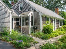 5 Min drive to National Seashore beaches and private backyard, hotel i Eastham