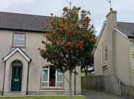 Rowan Tree Cottage, Ballycastle、バリーキャッスルのホテル