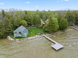 Sunset Shores - Waters Edge Cottage #2 by Simple Life Rentals, hotell i Baileys Harbor