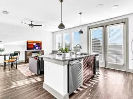 Bright 2BD 2BA Suite Gym and Pool City Center Stay