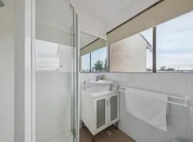 Absolute beachfront villa, Ledge Point