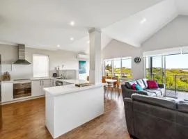 Reef View, Ledge Point beachfront