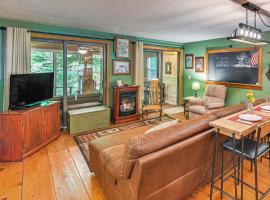 Cottage Less Than 8 Mi to Gore Mountain in Bakers Mill!, hotel di Bakers Mills