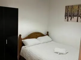 1 bed flat close to Luton airport sleeps 4