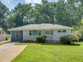 Inviting Home with Backyard 8 Mi to Dtwn Atlanta!, Hotel in Atlanta