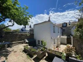 Central, 10min walk to beach with off-road parking