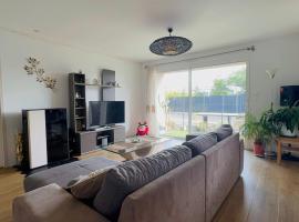 Spacious Cottage in Le Mans, Quiet & Terrace, 7 People, hotel i Trangé