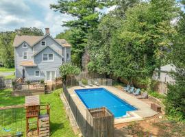 Pool + Playground | 10 Beds., hotel a Roselle