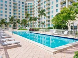 Modern Bedroom In Great Condo! Beach Pass Incl!