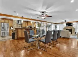 Big 6BR,4BA Home w 10-Car Parking for CrewsGrps