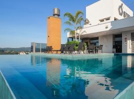 Ap completo a 900m da Oktoberfest com Piscina, academia, Wi-Fi, ar, garagem e tv no quarto, holiday rental in Blumenau