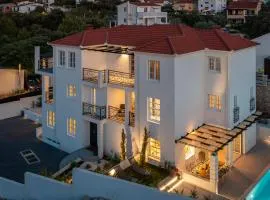 Luxury 4BR Villa Heated Pool, Just 100m to Sea