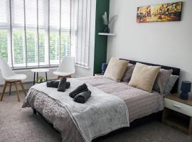 The Sunny Side, 4 bedrooms, 4 beds, FREE Parking, 3 minutes to the beach, hotel in Eastbourne