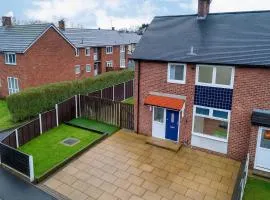 Stylish 3 Bedroom House with Garden Parking Pet Friendly