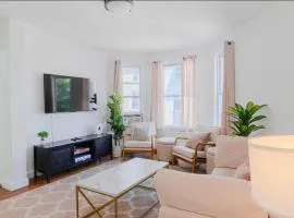 Cozy 4BR near Boston plus gameroom