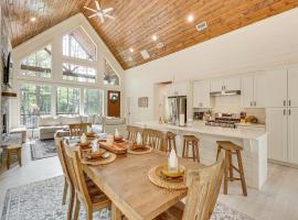 Private Hot Tub Cabin 13 Mi to Broken Bow Lake, hotel v destinaci Mount Herman