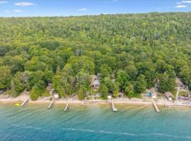 Bay And Birch WATERFRONT Dock, ξενοδοχείο σε Wiarton