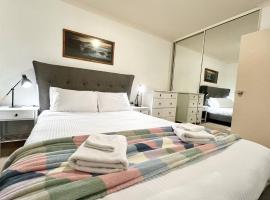 Big apartment Free wifi Gated parking Aircon, Hotel in Adelaide