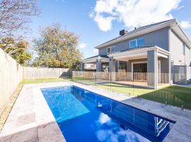 Solara House with Heated Pool and Cinema Room, hotel i Safety Beach