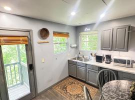 Just Listed! THE GROTTO w In Suite Jacuzzi-Pets Welcome 420 Friendly Apartment, hotel in Gatlinburg