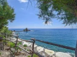 2 Bedroom Beautiful Apartment In Moneglia