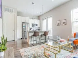 Boulevard Stays Pool Gym Parking 1BR King Suite A